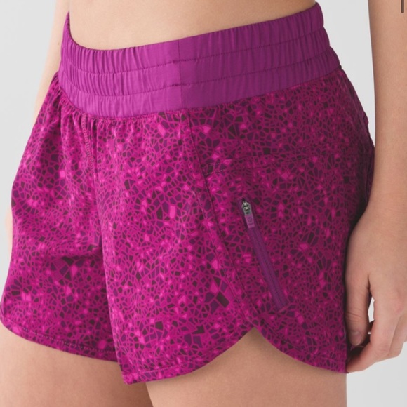 🍋LULULEMON TRACKER SHORT III 4”-PARADISE GEO PLUM